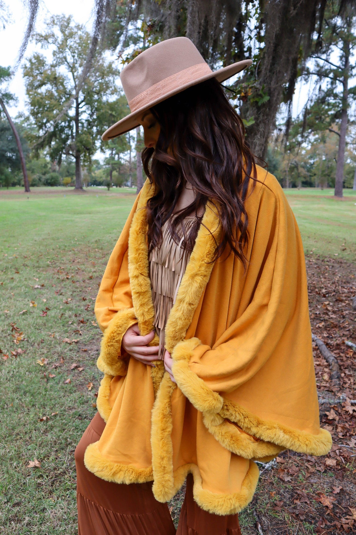 MK135 Lubbock Fur Trim Poncho - Wine: WINE / L
