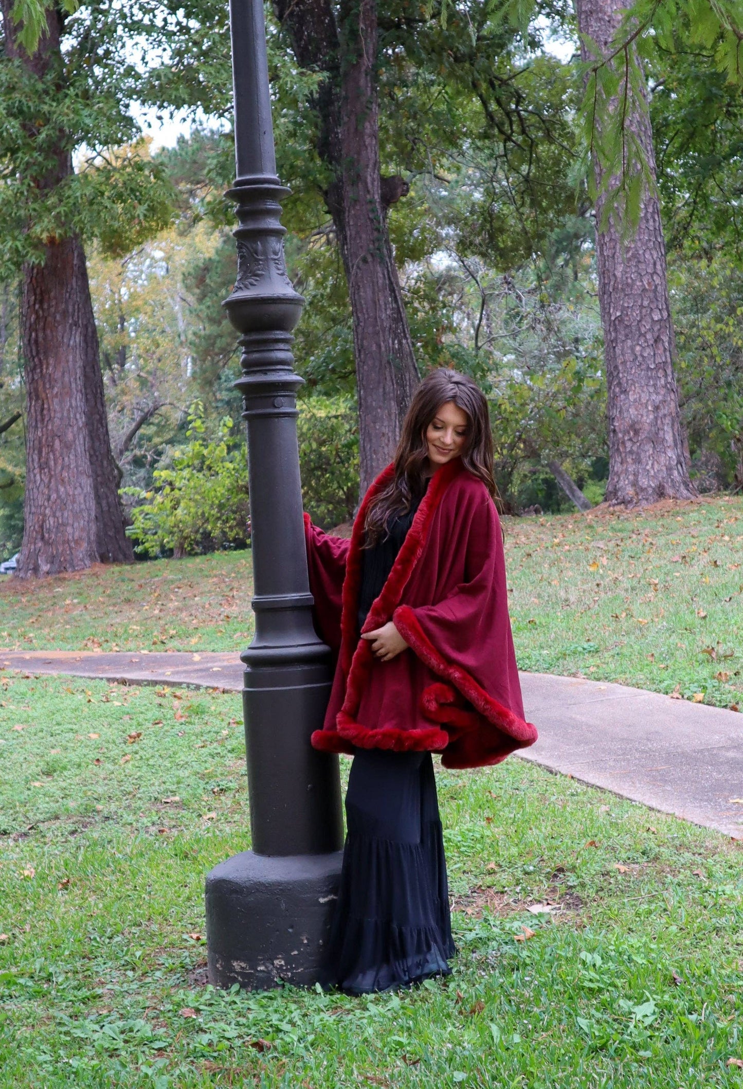 MK135 Lubbock Fur Trim Poncho - Wine: WINE / S