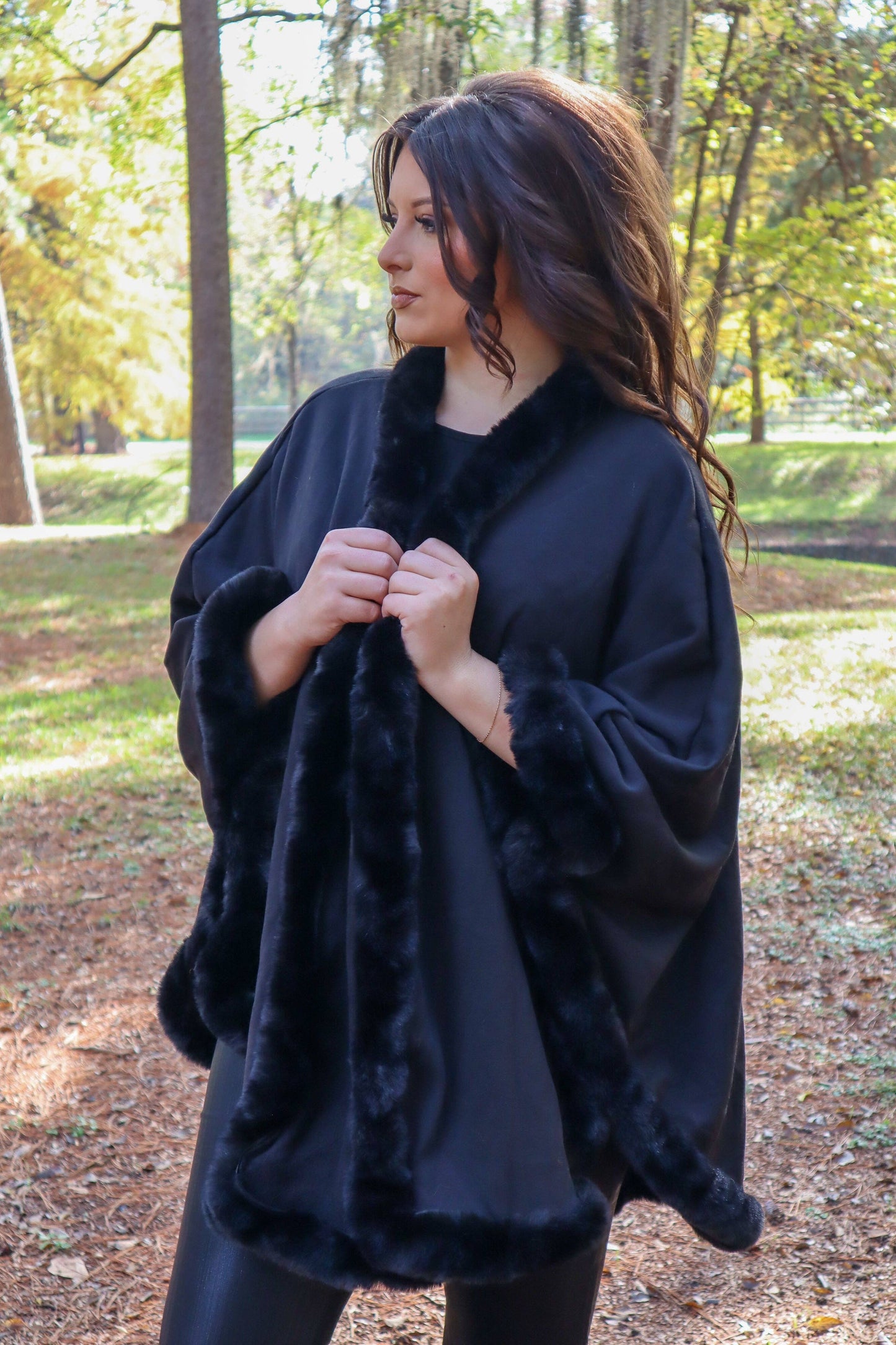 MK135 Lubbock Fur Trim Poncho - Wine: WINE / L