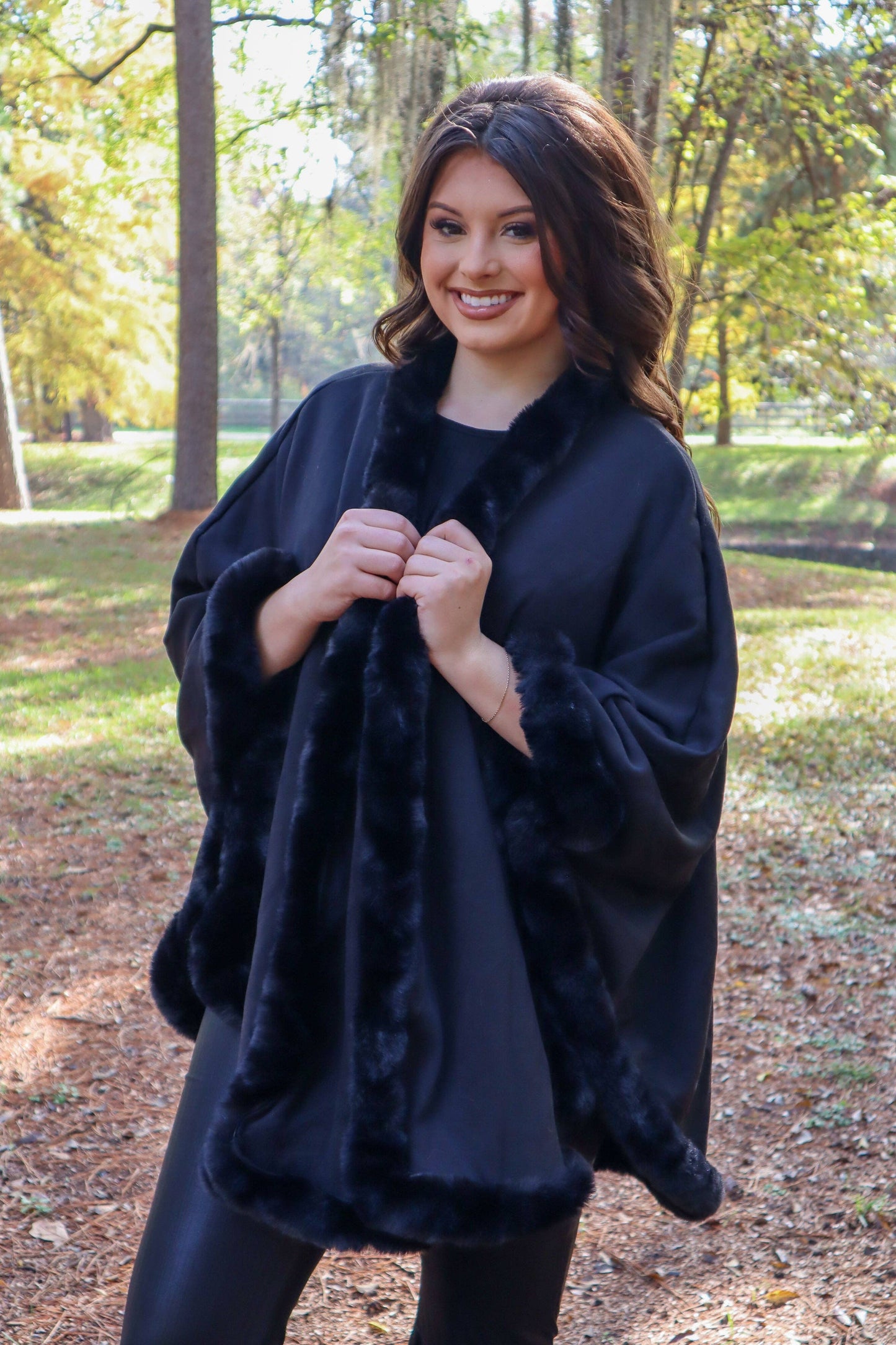 MK135 Lubbock Fur Trim Poncho - Wine: WINE / L