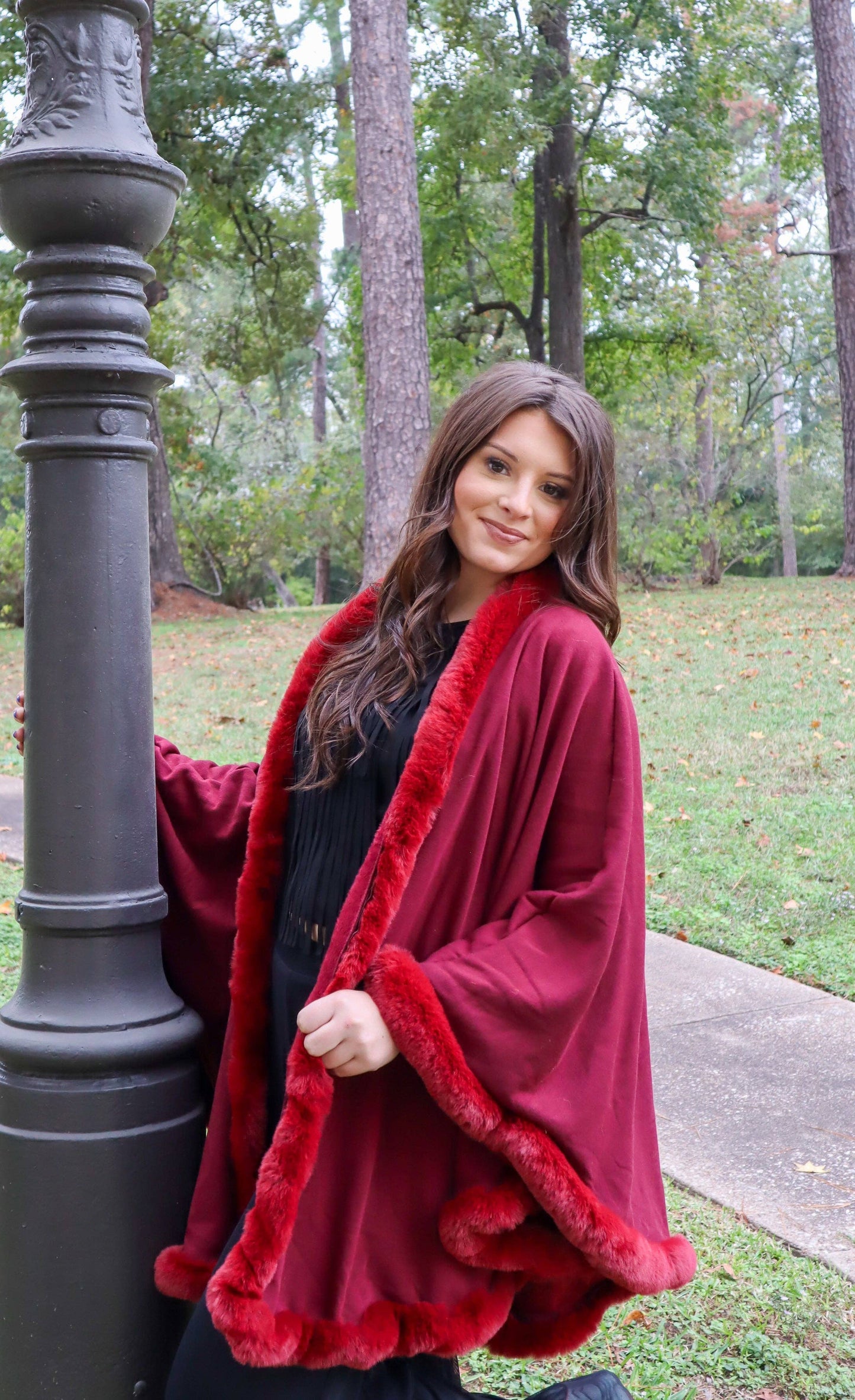 MK135 Lubbock Fur Trim Poncho - Wine: WINE / S