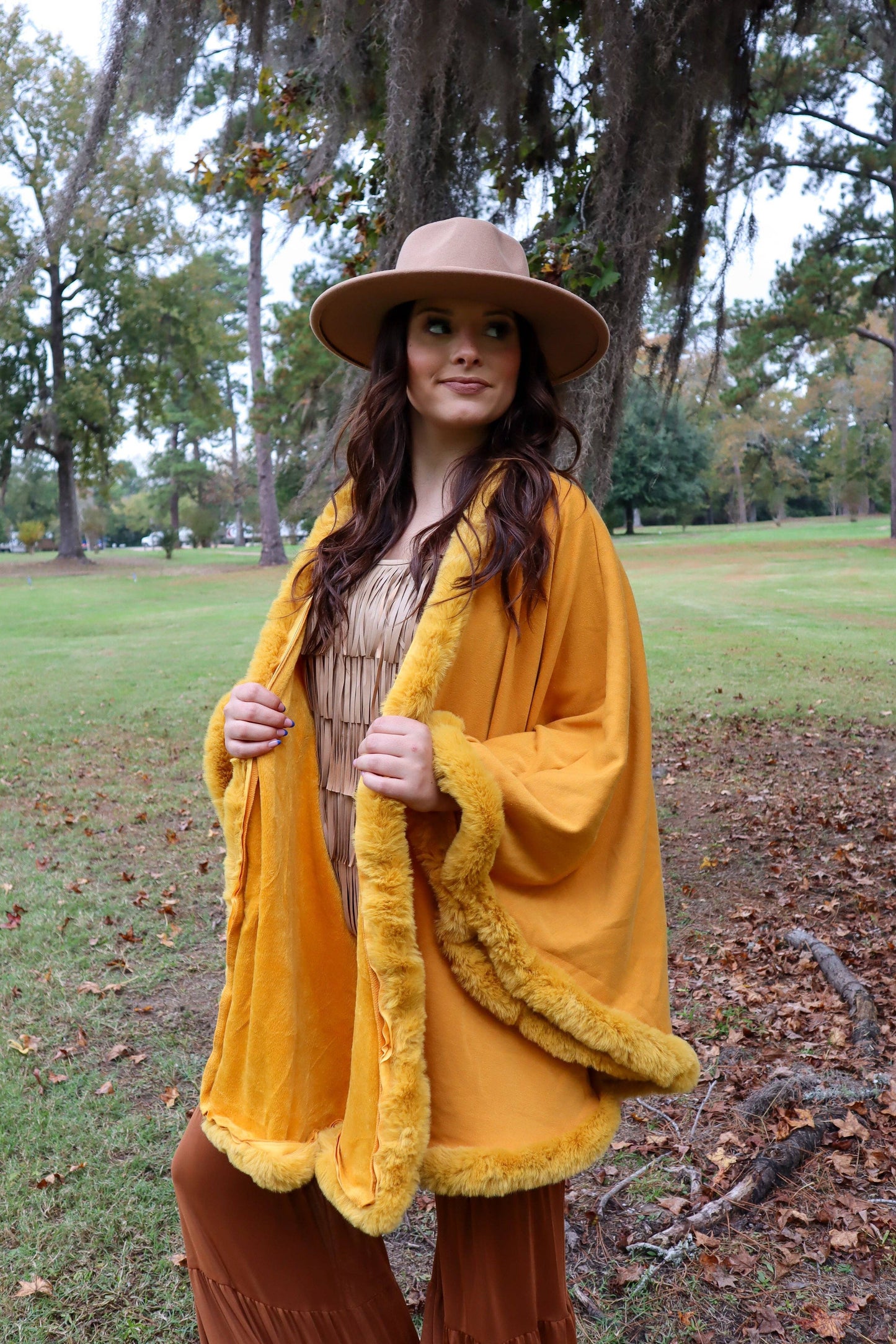MK135 Lubbock Fur Trim Poncho - Wine: WINE / L