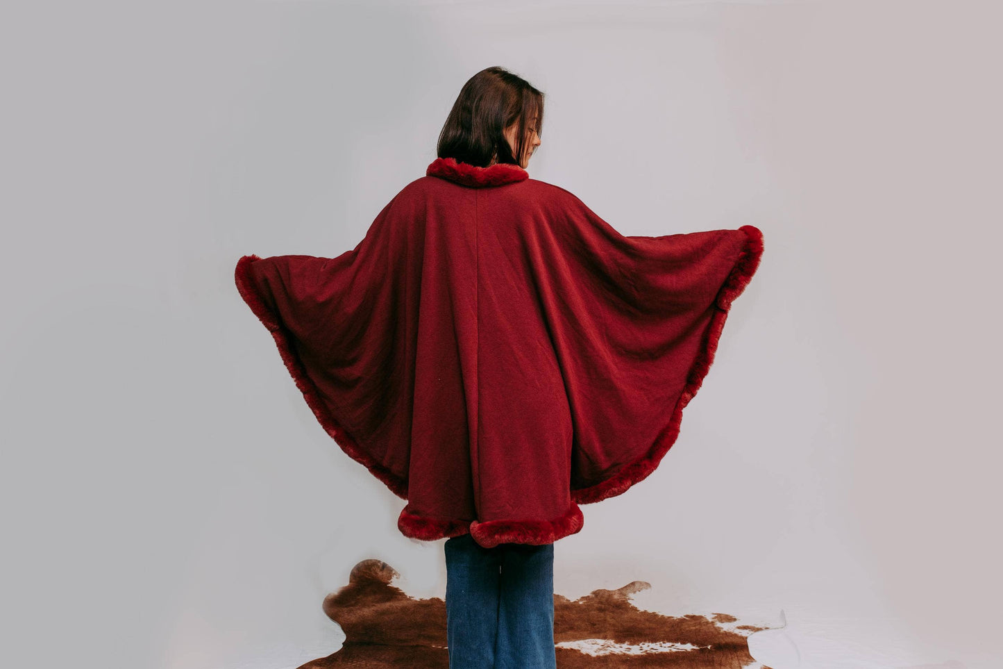 MK135 Lubbock Fur Trim Poncho - Wine: WINE / L