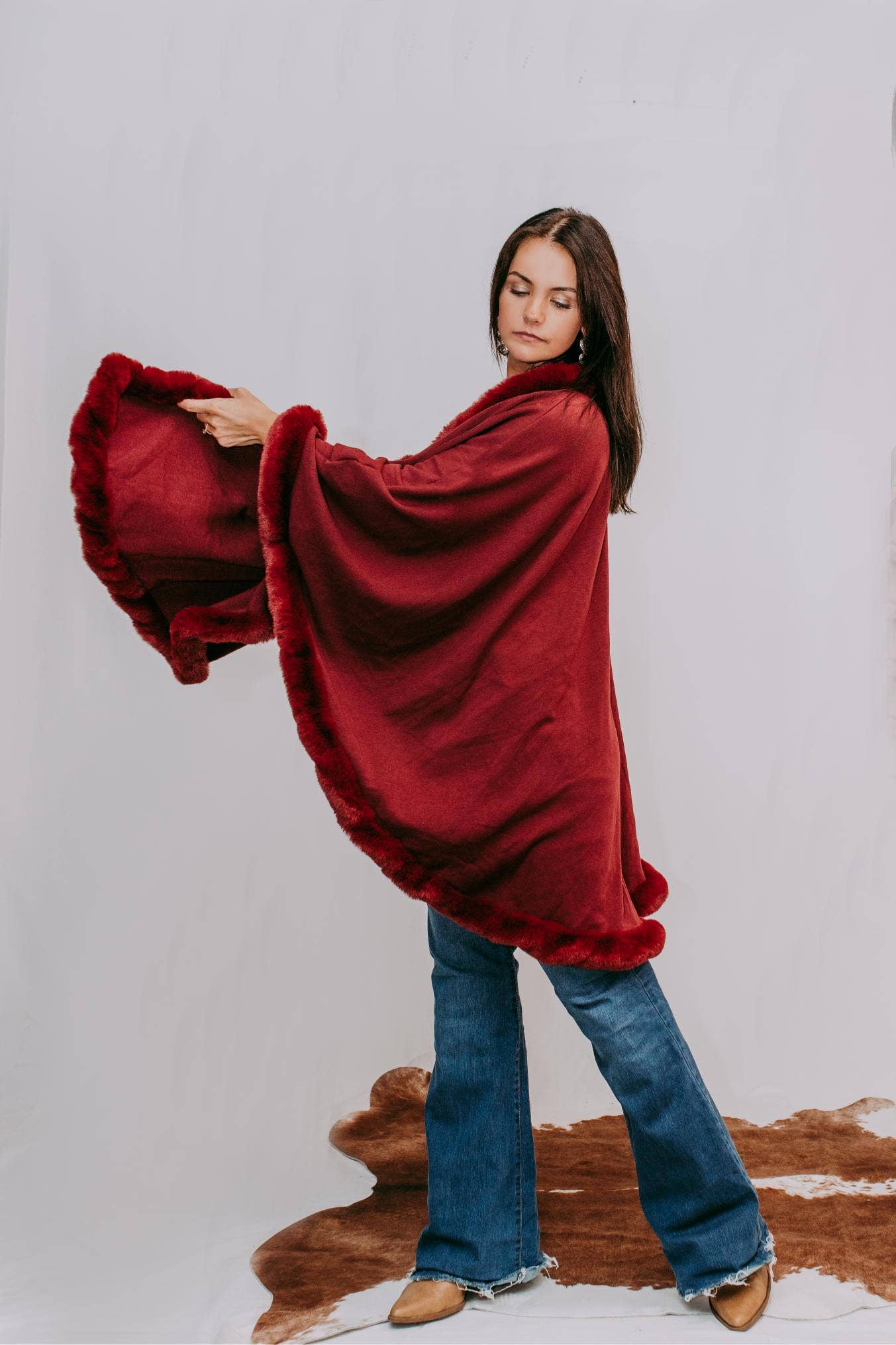 MK135 Lubbock Fur Trim Poncho - Wine: WINE / S