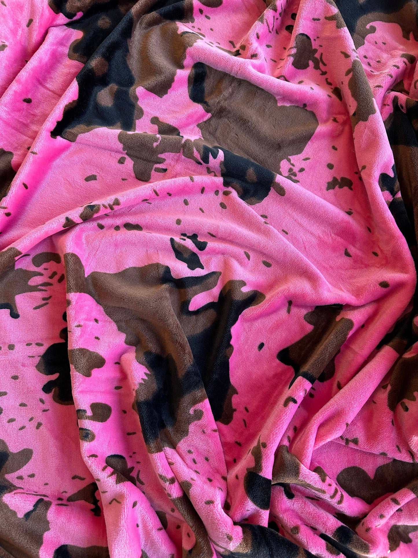 Hot Pink Cow Print Super Soft Plush Throw Blanket: Lightweight Queen Size (190cm x 210cm)