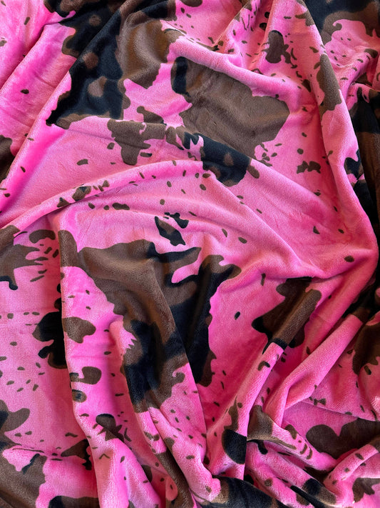 Hot Pink Cow Print Super Soft Plush Throw Blanket: Lightweight Queen Size (190cm x 210cm)