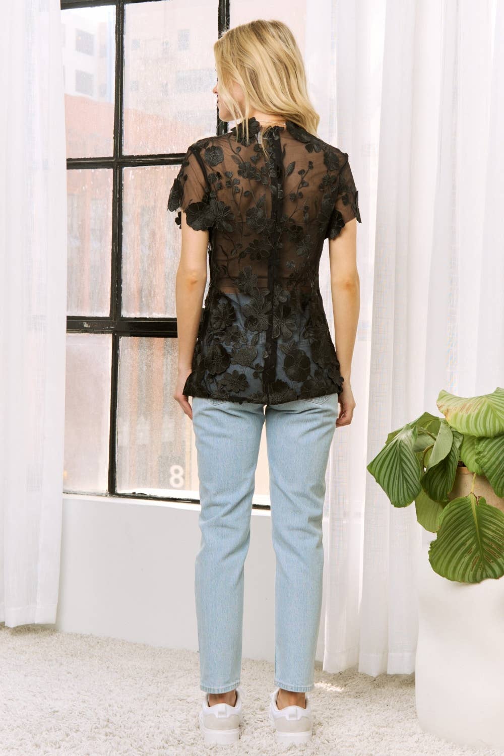 3D FLOWER EMBROIDERY SLIM FIT SHORT SLEEVES TOP: Lavender / M