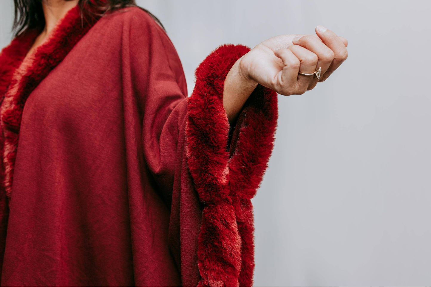 MK135 Lubbock Fur Trim Poncho - Wine: WINE / S
